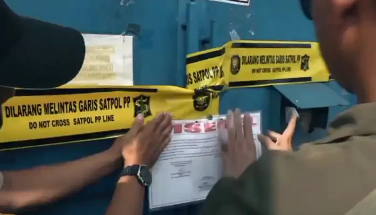 Pemkot Surabaya segel CV Sentosa Seal karena tak punya izin, tapi tetap nekat beroperasi. (Sumber: X/@Hanz1843454)