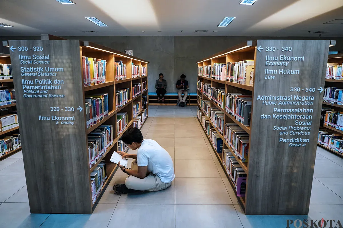 Pengunjung memilih berbagai koleksi buku untuk dibaca di Perpustakaan Jakarta, Taman Ismail Marzuki (TIM), Jakarta, Minggu, 4 Mei 2025. (Sumber: Poskota/Bilal Nugraha Ginanjar)