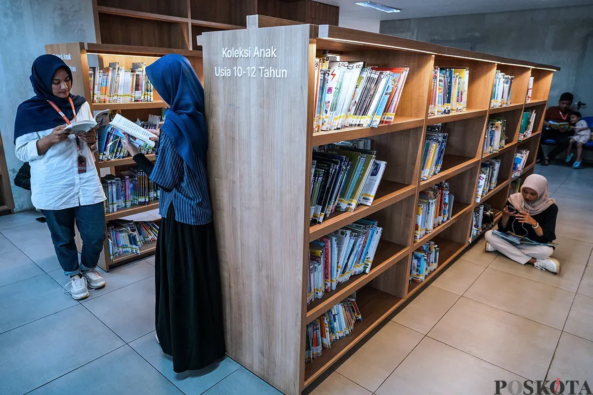 Pengunjung memilih berbagai koleksi buku untuk dibaca di Perpustakaan Jakarta, Taman Ismail Marzuki (TIM), Jakarta, Minggu, 4 Mei 2025. (Sumber: Poskota/Bilal Nugraha Ginanjar)