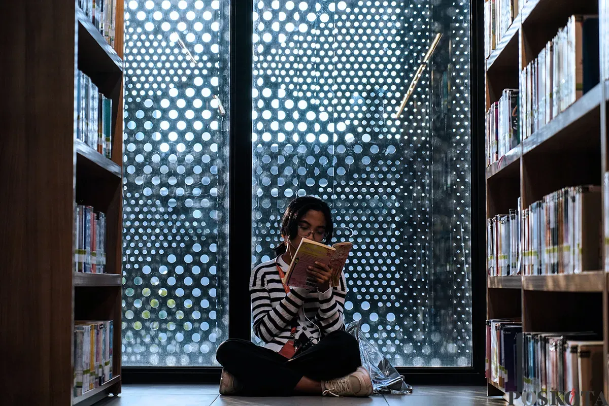 Pengunjung memilih berbagai koleksi buku untuk dibaca di Perpustakaan Jakarta, Taman Ismail Marzuki (TIM), Jakarta, Minggu, 4 Mei 2025. (Sumber: Poskota/Bilal Nugraha Ginanjar)