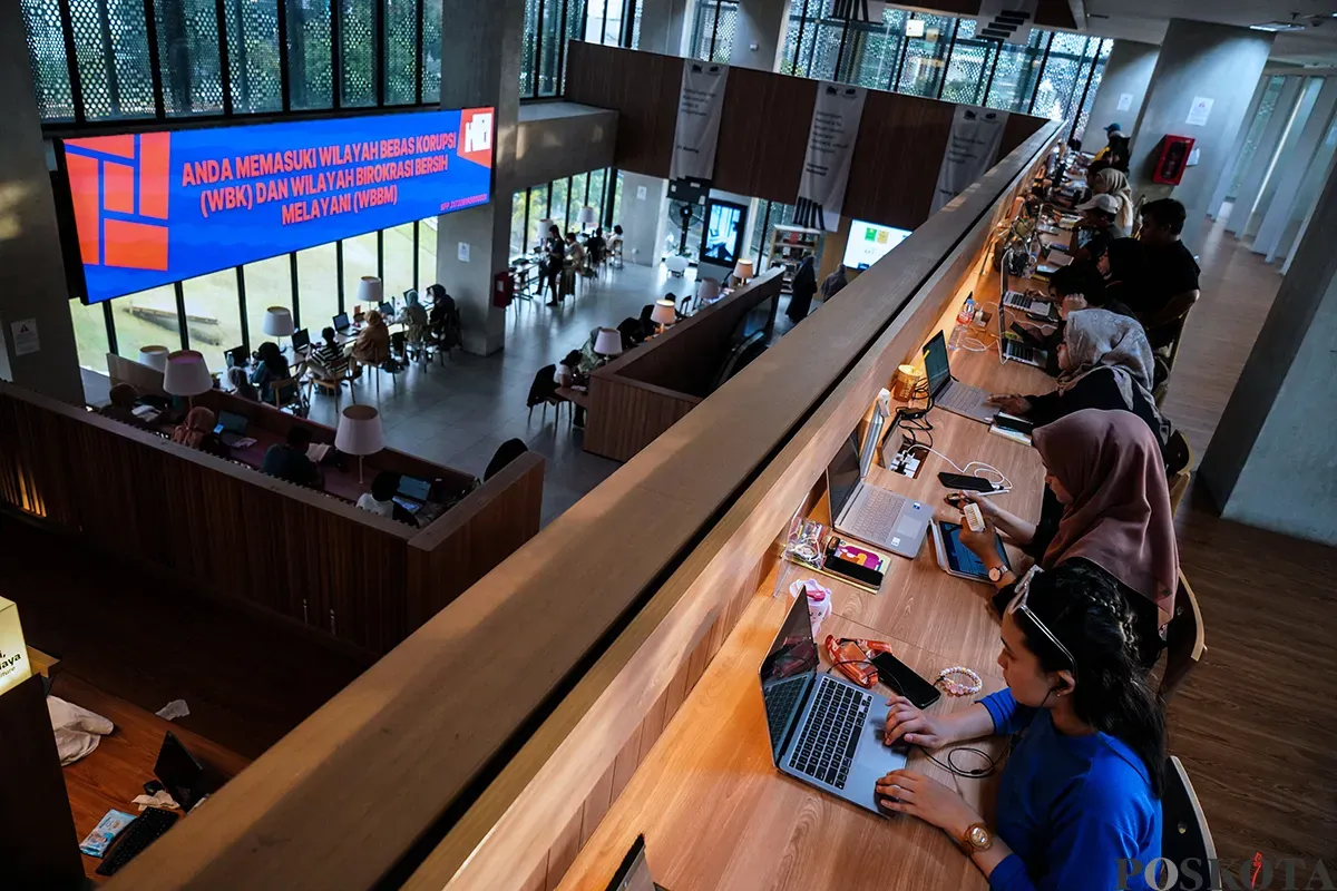 Pengunjung memilih berbagai koleksi buku untuk dibaca di Perpustakaan Jakarta, Taman Ismail Marzuki (TIM), Jakarta, Minggu, 4 Mei 2025. (Sumber: Poskota/Bilal Nugraha Ginanjar)