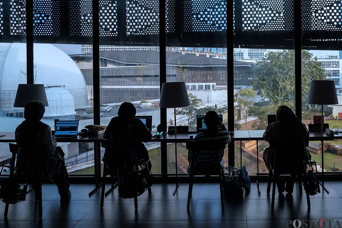 Pengunjung memilih berbagai koleksi buku untuk dibaca di Perpustakaan Jakarta, Taman Ismail Marzuki (TIM), Jakarta, Minggu, 4 Mei 2025. (Sumber: Poskota/Bilal Nugraha Ginanjar)