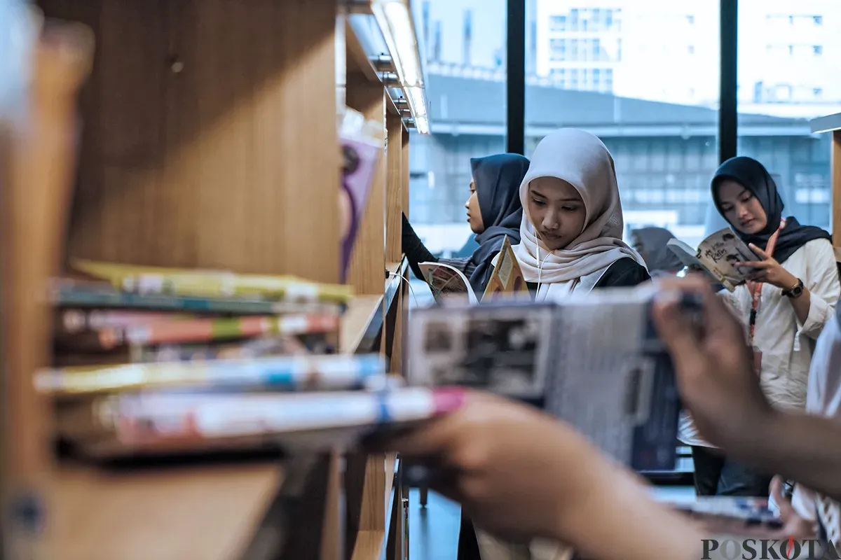 Pengunjung memilih berbagai koleksi buku untuk dibaca di Perpustakaan Jakarta, Taman Ismail Marzuki (TIM), Jakarta, Minggu, 4 Mei 2025. (Sumber: Poskota/Bilal Nugraha Ginanjar)