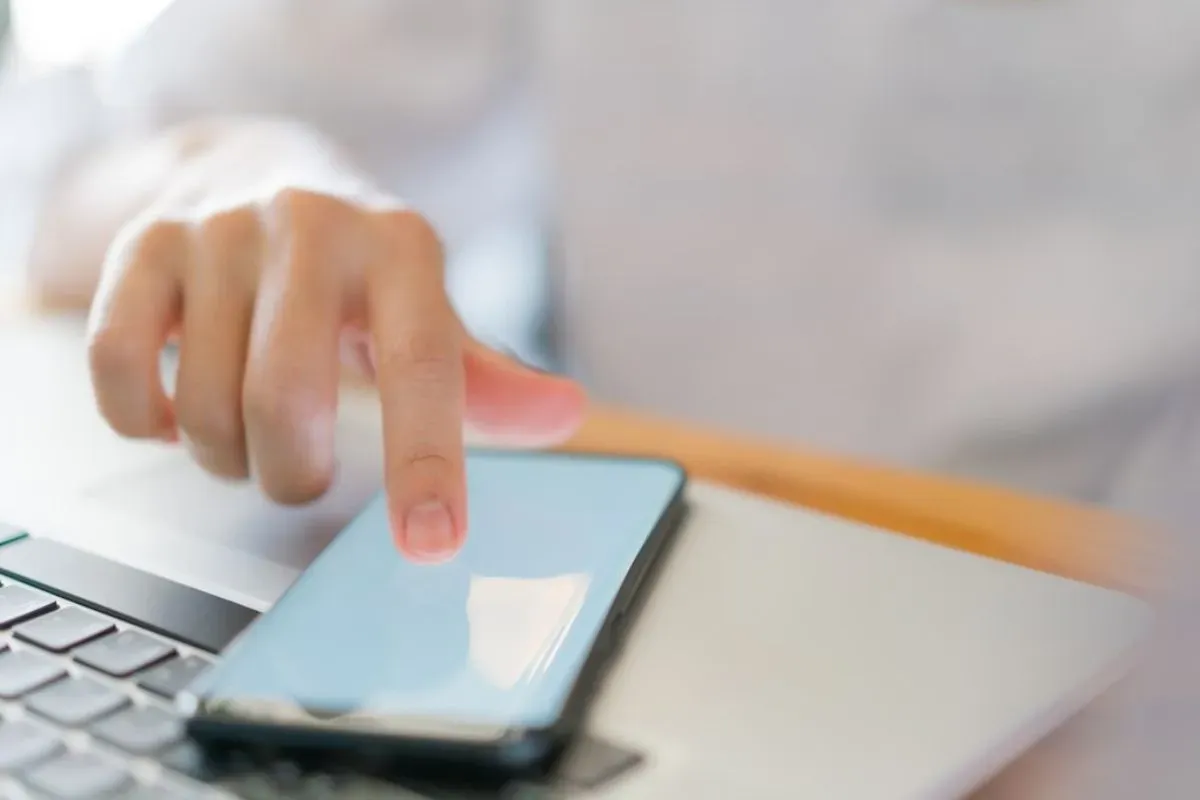 Cara blokir SMS di HP akibat spam pinjol yang mengganggu. (Sumber: Freepik)