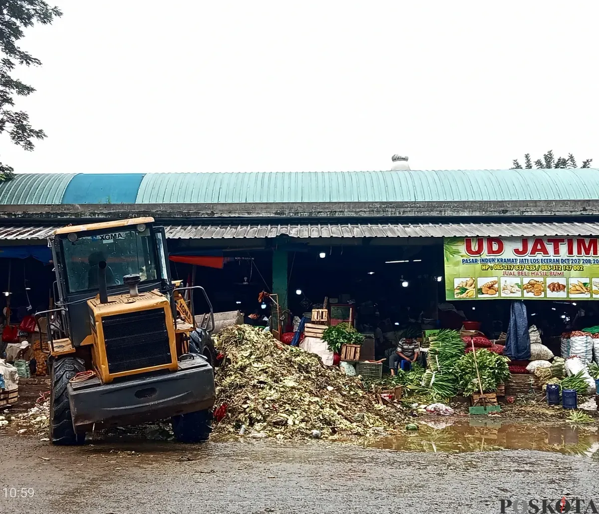 Sejumlah titik di pasar induk Kramat jati dipenuhi dengan tumpukan sampah yang menjulang tinggi. Selain menimbulkan bau tak sedap, genangan air memperparah kondisi pasar tersebut. (Sumber: Poskota/Nurpini Aulia Rapika)