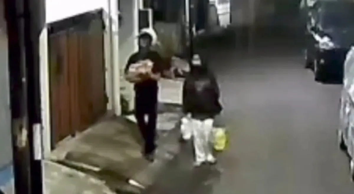 Sepasang kekasih tinggalkan bayi di kontrakan Jatinegara. Bayi ditemukan warga, dibawa ke puskesmas lalu ke panti. (Sumber: Capture @warungjurnalis)