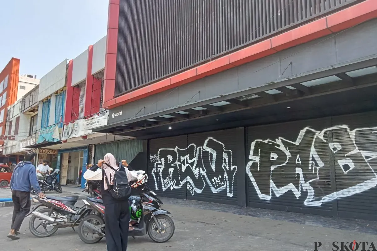 Suasan di depan kantor aplikasi World App di kawasan Bekasi Timur, Kota Bekasi. (Sumber: Poskota/Nurpini Aulia Rapika)
