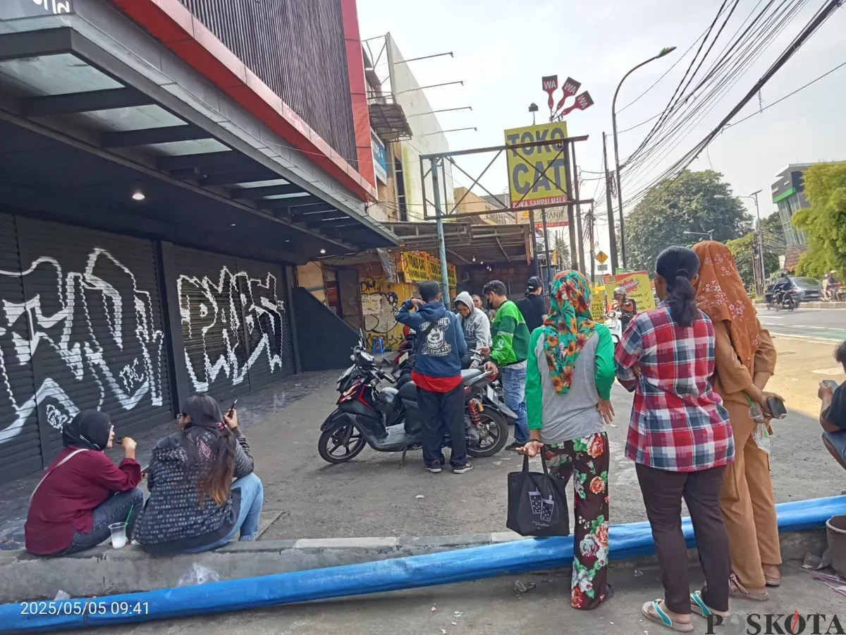 Sejumlah warga sudah berkumpul di kantor aplikasi world App Jl. Juanda, Bekasi Timur sejak Senin, 5 Mei 2025, pagi hari. (Sumber: Poskota/Nurpini Aulia Rapika)