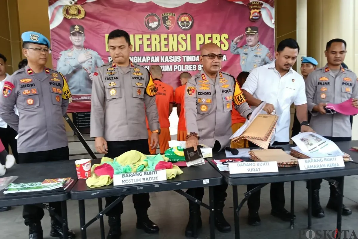 Personel Polres Serang saat melaksanakan gelar perkara calo tenaga kerja, Senin, 5 Mei 2025. (Sumber: Poskota/Rahmat Haryono)