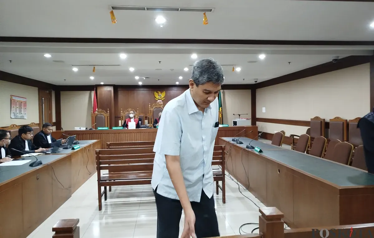 Terdakwa mantan Direktur Operasional PT Timah Alwin Albar usai menjalani sidang putusan di Pengadilan Tipikor Jakarta Pusat, Senin, 5 Mei 2025. (Sumber: Poskota/Ramot Sormin)