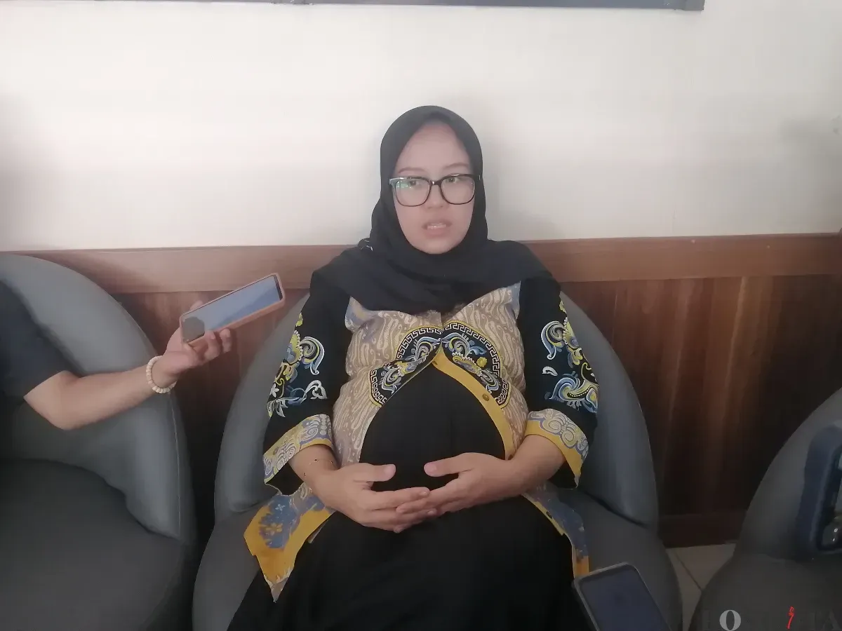 Anggota DPRD Kota Cimahi Komisi 1, Fitriyani Angelina Silaban, memberikan pernyataan, di Gedung DPRD Cimahi, Senin, 5 Mei 2025. (Sumber: Poskota/Gatot Poedji Utomo)