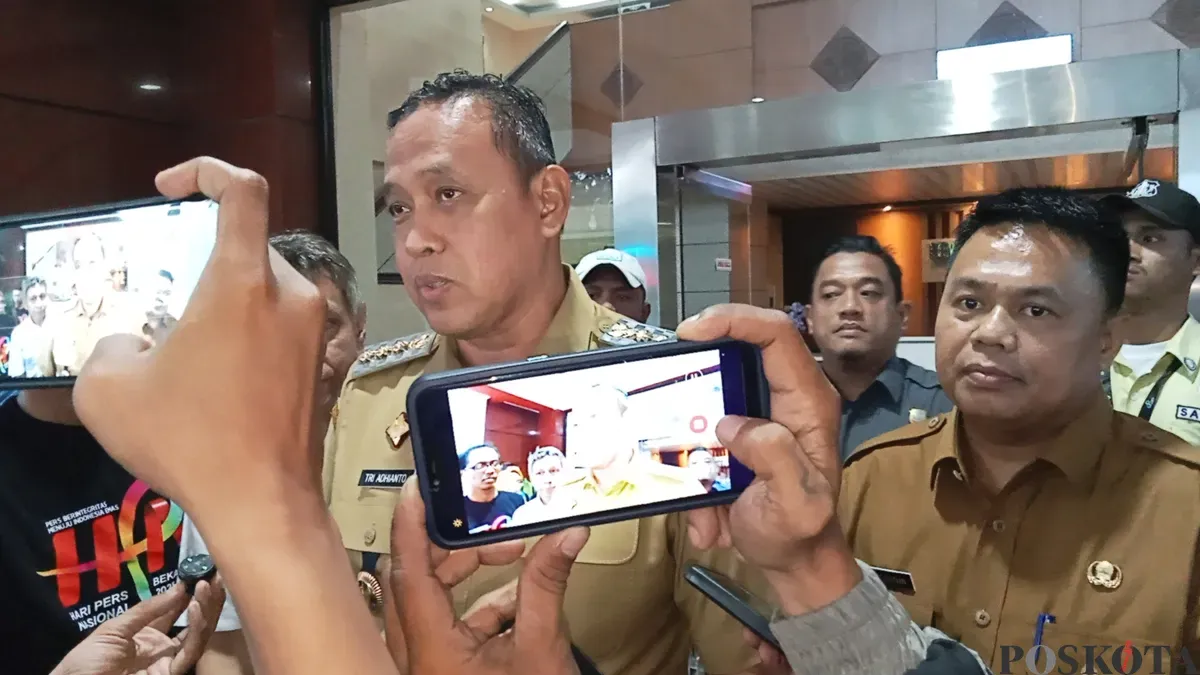 Wali Kota Bekasi, Tri Adhianto Tjahyono merespons laporan mengenai polemik aplikasi World App di Jalan Ir Juanda Bekasi Timur, Senin, 5 Mei 2025. (Sumber: Poskota/Nurpini Aulia)