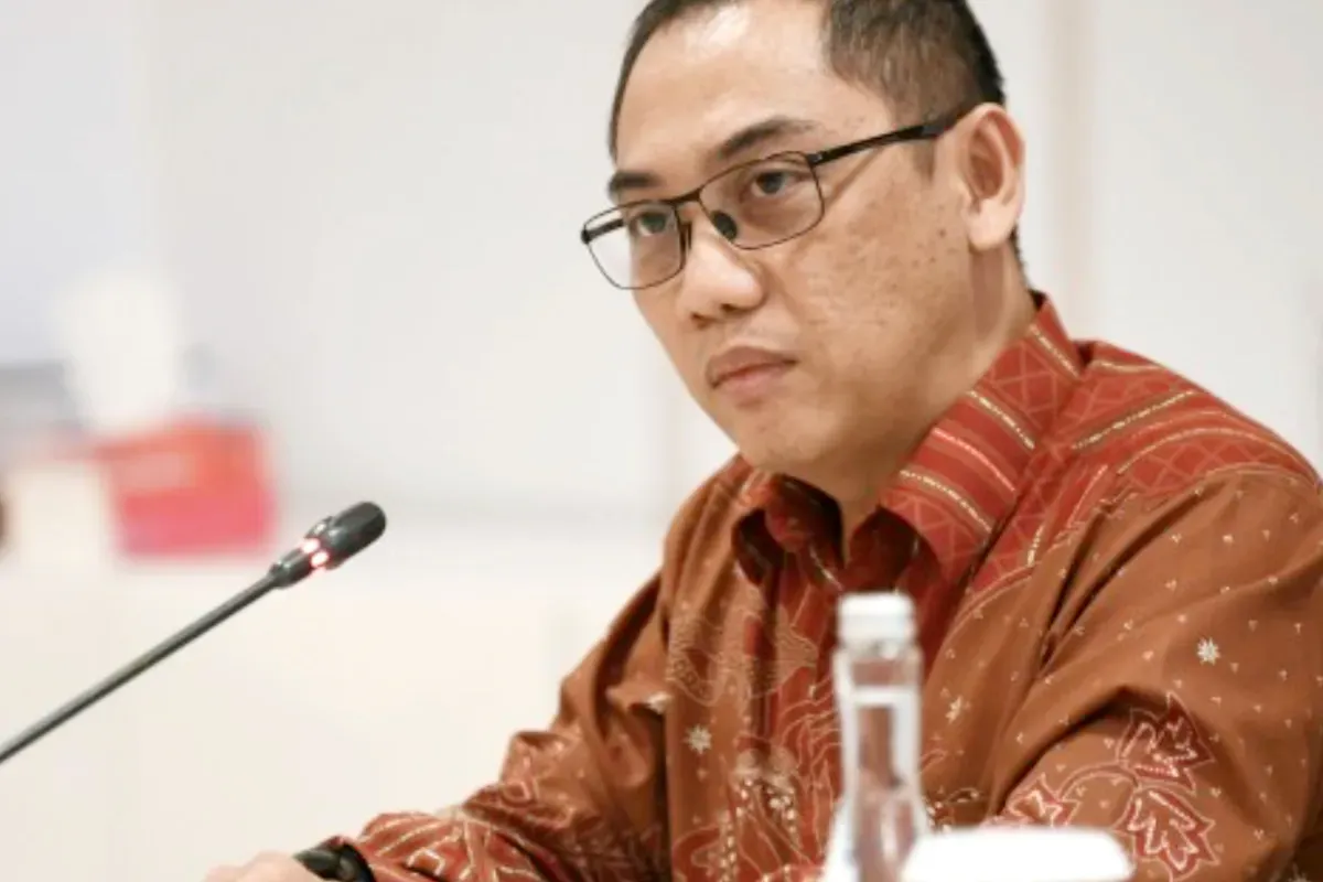 Potret Dirjen Pengawasan Ruang Digital, Alexander Sabar yang menjelaskan tentang pembekuan layanan World App. (Sumber: Komdigi RI)