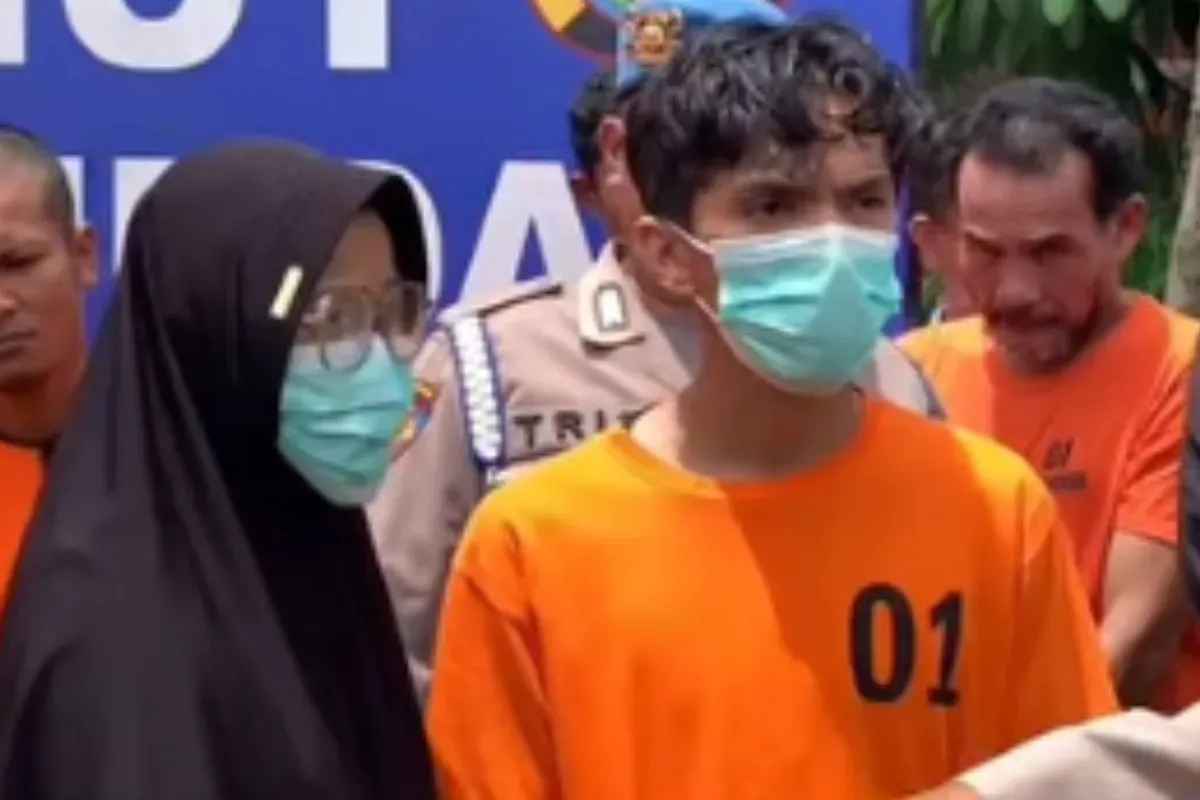 Petugas dan kekasihnya ditangkap usai mencuri uang di SPBU senilai Rp48 juta. (Sumber: Tangkap Layar Instagram/@medsoszone)