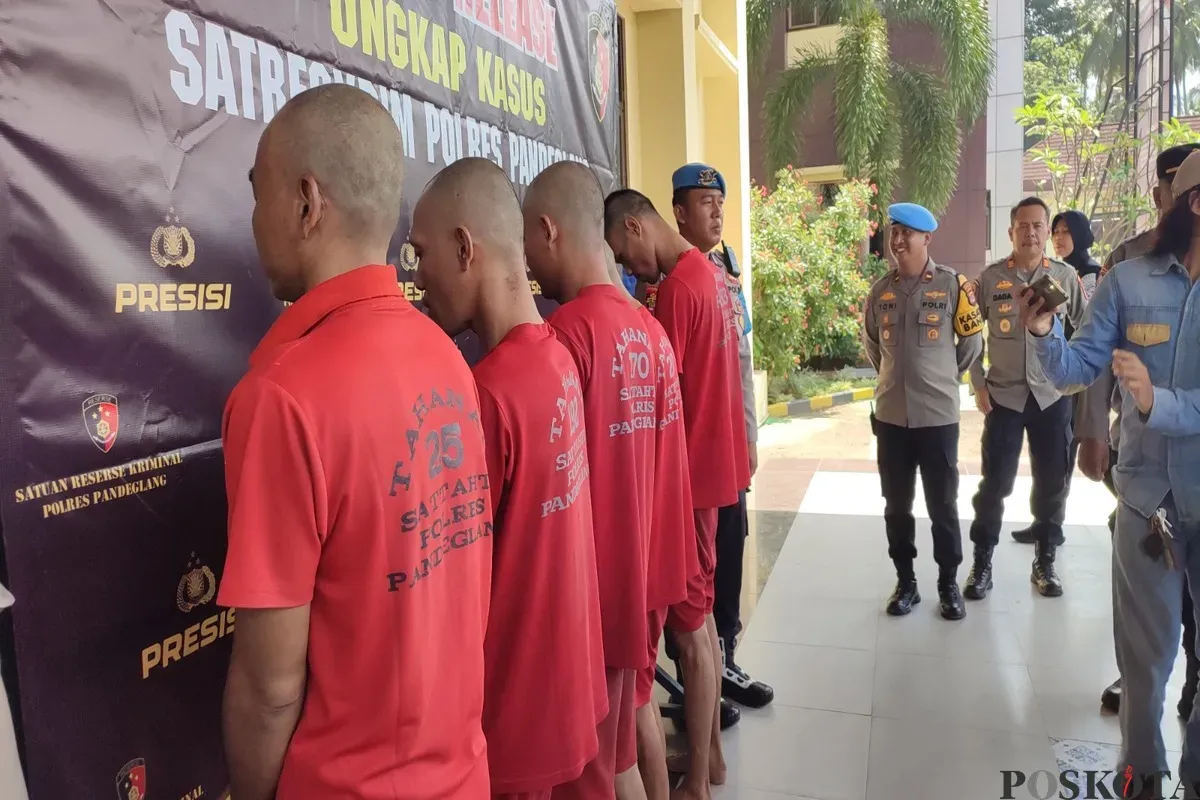 Berkepala plontos, oknum anggota ormas ini dibariskan polisi bersama para pelaku curanmor lainnya di Mapolres Pandeglang. (Sumber: Poskota/Samsul Fatoni)
