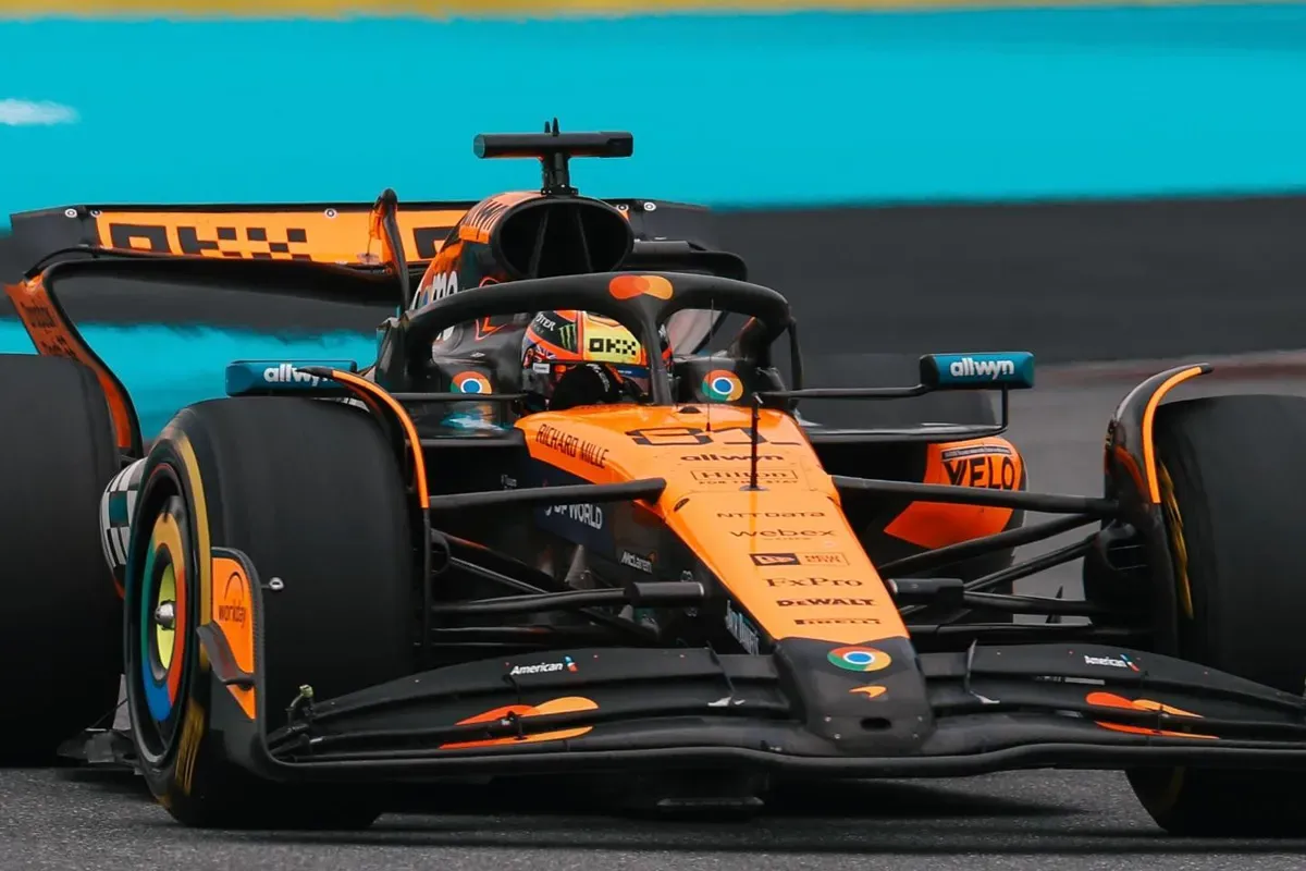 Pembalap McLaren, Oscar Piastri memimpin klasemen F1 2025. (Sumber: Instagram @mclaren)