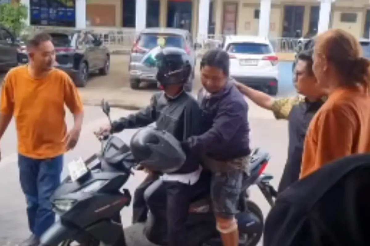 Pedagang pempek yang menikam preman hingga tewas akhirnya menyerahkan diri ke polisi. (Sumber: Tangkap Layar Instagram/@manangsoebeti_official)
