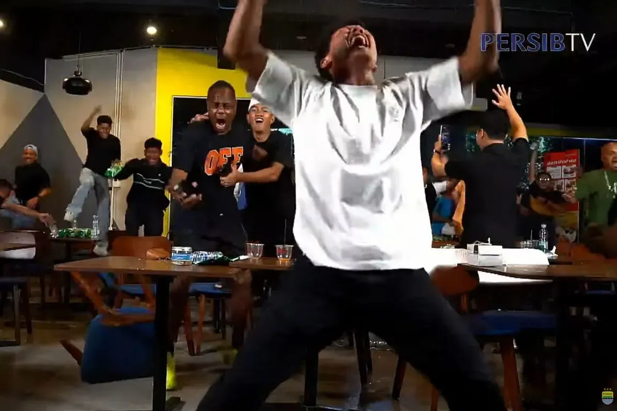 Para pemain Persib Bandung nobar pertandingan Persik Kediri vs Persebaya Surabaya pada Senin, 5 Mei 2025. (Sumber: YouTube/PERSIB)