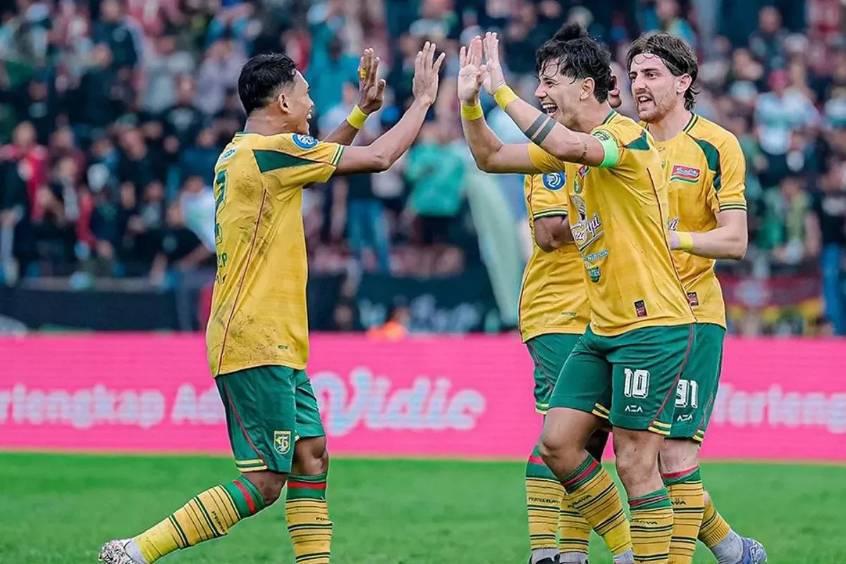 Persebaya Surabaya gagal menunda pesta juara Persib Bandung setelah ditahan imbang Persik Kediri 3-3. (Sumber: Instagram @officialpersebaya)
