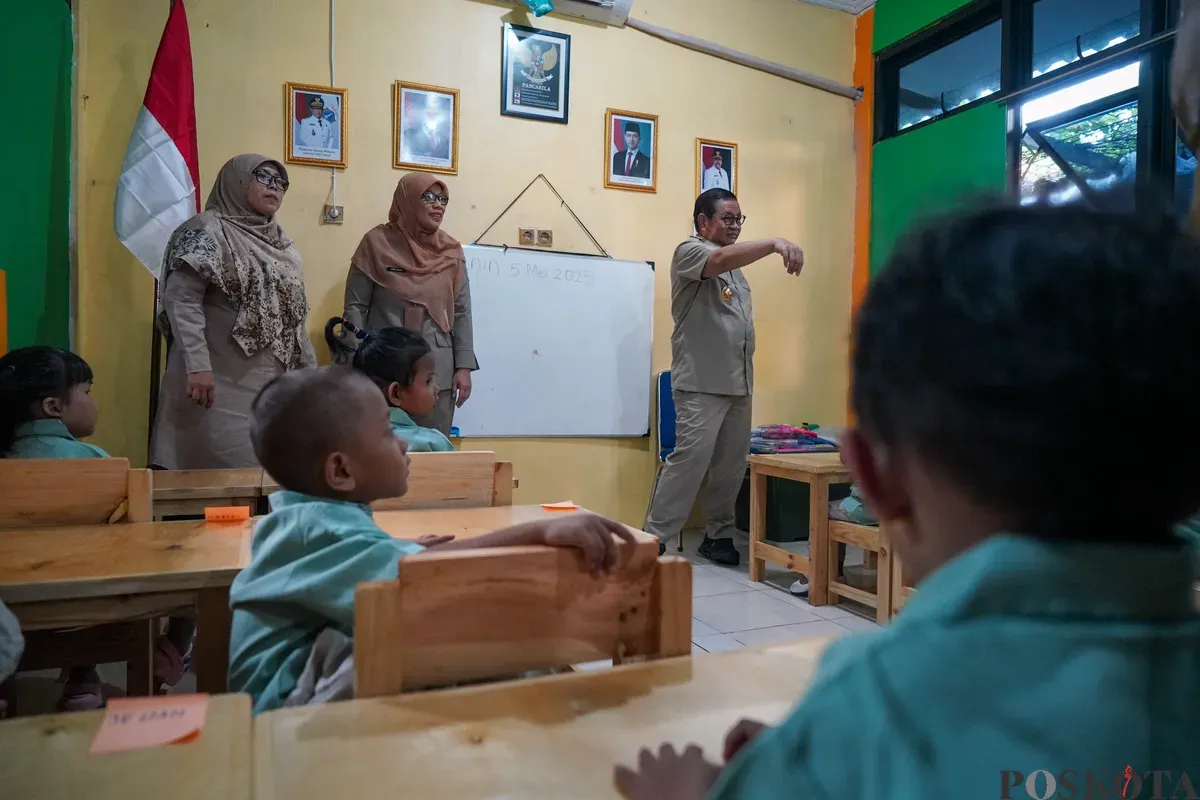 Gubernur Jakarta Pramono Anung meninjau tempat penitipan anak atau daycare gratis Taman Anak Sejahtera (TAS) Arutula di Kebon Bawang, Tanjung Priok, Jakarta Utara, Senin, 5 Mei 2025. (Sumber: Poskota/Bilal Nugraha Ginanjar)