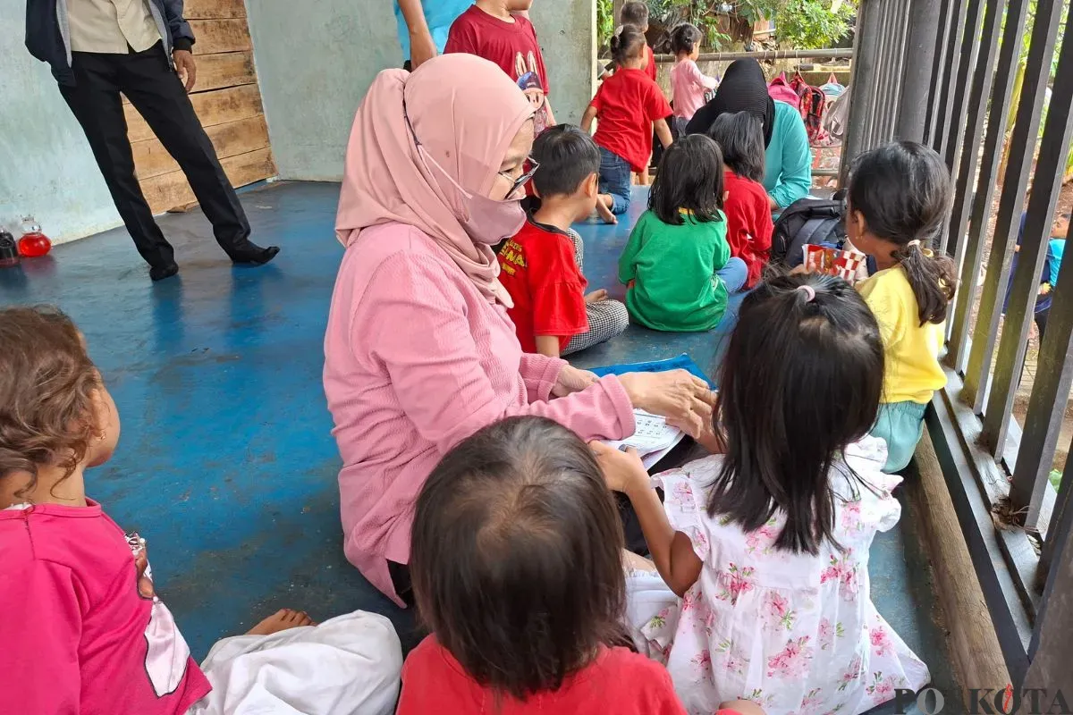 Guru sekolah saat mengajari anak-anak Rumah Luminare Rempoa di Kecamatan Pesanggrahan, Jakarta Selatan, Senin, 5 Mei 2025. (Sumber: Poskota/Angga Pahlevi)