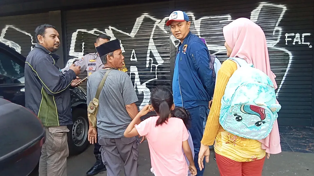 Sejumlah warga mendatangi kantor aplikasi world App di Bekasi Timur sejak pagi dini hari. Mereka ngotot mendaftar padahal komdigi telah melarang ikut kegiatan ini, Senin 5 Mei 2025. (Sumber: Poskota/Nurpini Aulia Rapika)
