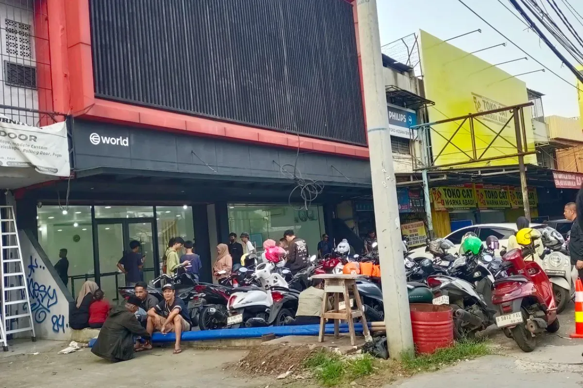 Ilustrasi masyarakat berbondong-bondong lakukan verifikasi retina untuk World App di Bekasi, Jawa Barat. (Sumber: X/@AKU_dgn3putra)