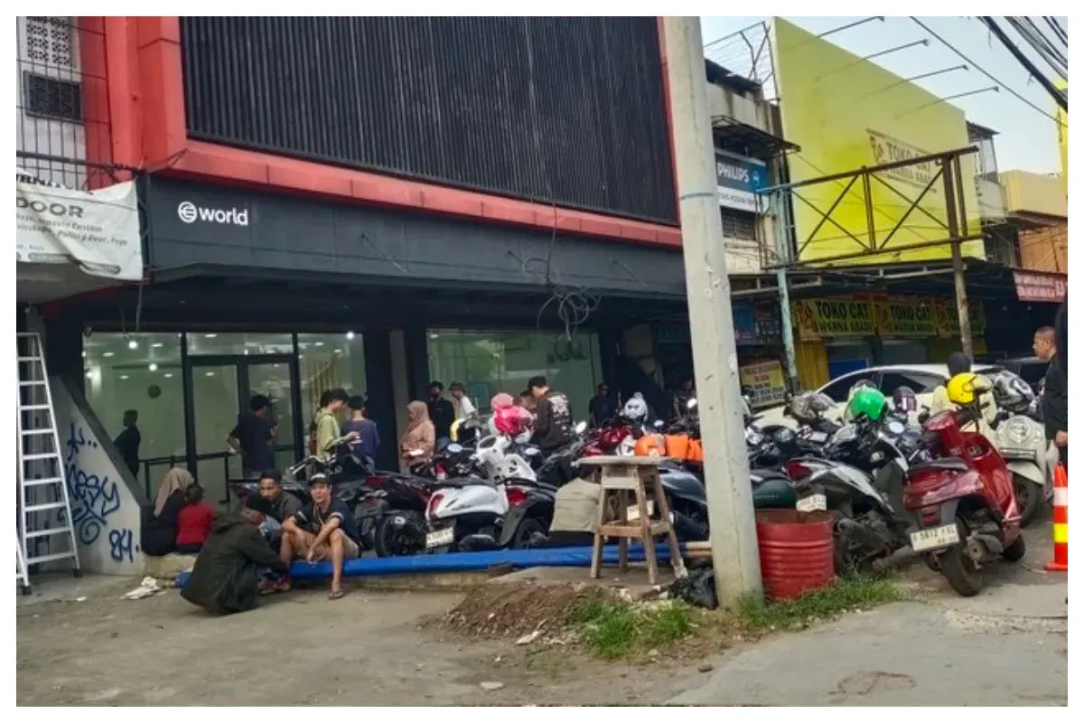 Potret antrean pendaftaran dan pemindaian retina world App di Kota Bekasi (Sumber: X/@AKU_dgn3putr)