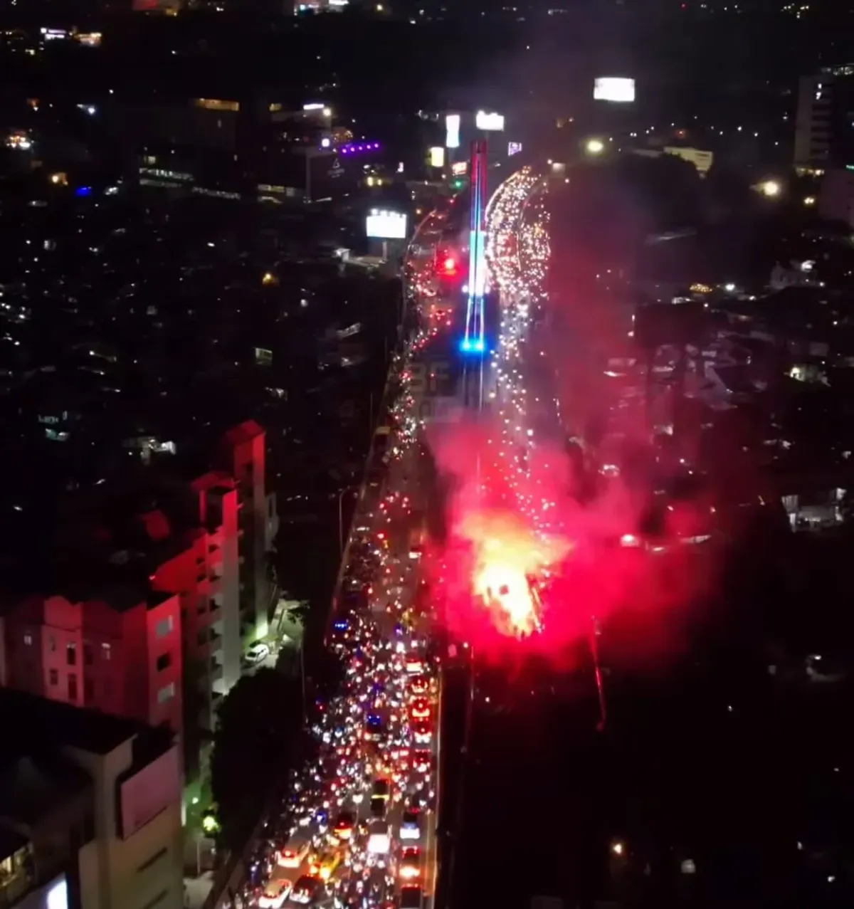 Ribuan Bobotoh merayakan kemenangan Persib Bandung dengan konvoi dan memenuhi seluruh ruas jalan terutama di Kawasan Dago bahkan jembatan Pasopati pun menjadi lautan biru khas Bobotoh Persib. (Sumber: Capture Instagram @bandungfootball)