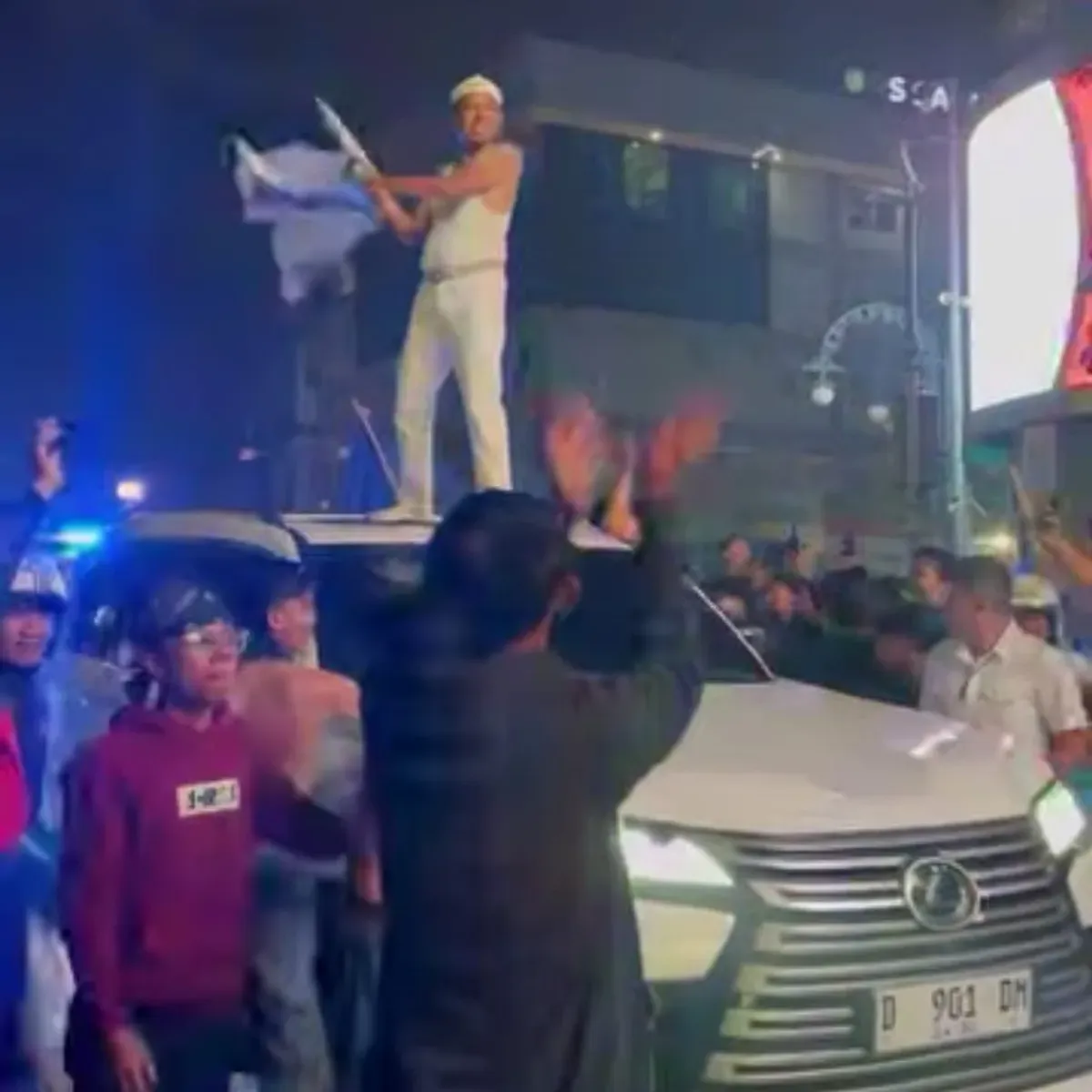 Persib Bandung juara Liga 1 2024/2025. Gubernur Jabar Dedi Mulyadi turun ke jalanan di Kota Bandung rayakan bersama bobotoh, disambut sorakan "Bapak Aing". (Sumber: Capture Instagram Netijen)