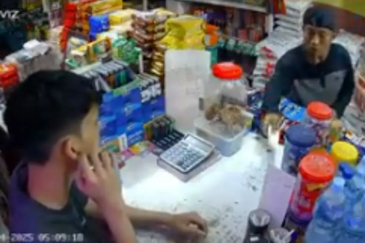 Seorang pria diduga preman mengambil beras 5 kg di warung di wilayah Deli Serdang dengan membayarnya menggunakan ijazah SD. (Sumber: Tangkap Layar X/@TukangBedah)
