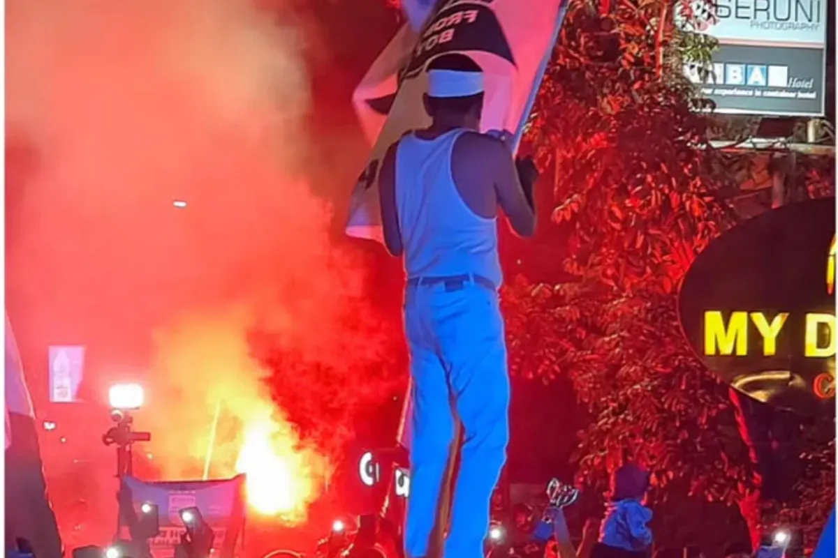 Potret Gubernur Jawa Barat, Dedi Mulyadi yang tampil pakai singlet dalam perayaan Persib Bandung juara Liga 1. (Sumber: Instagram/@dedimulyadi71)
