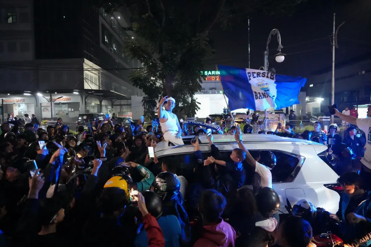 Gubernur Jabar, Dedi Mulyadi merayakan Persib juara Liga 1 bersama bobotoh. (Sumber: Humas Pemprov Jabar)