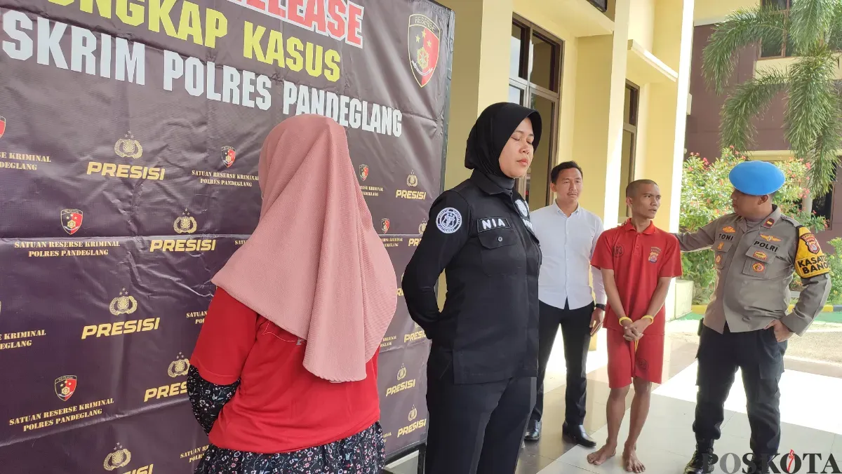 Tersangka SR, seorang ibu rumah tangga jadi pelaku penipuan modus jual minyak goreng diamankan Polres Pandeglang. (Sumber: Poskota/Samsul Fatoni)