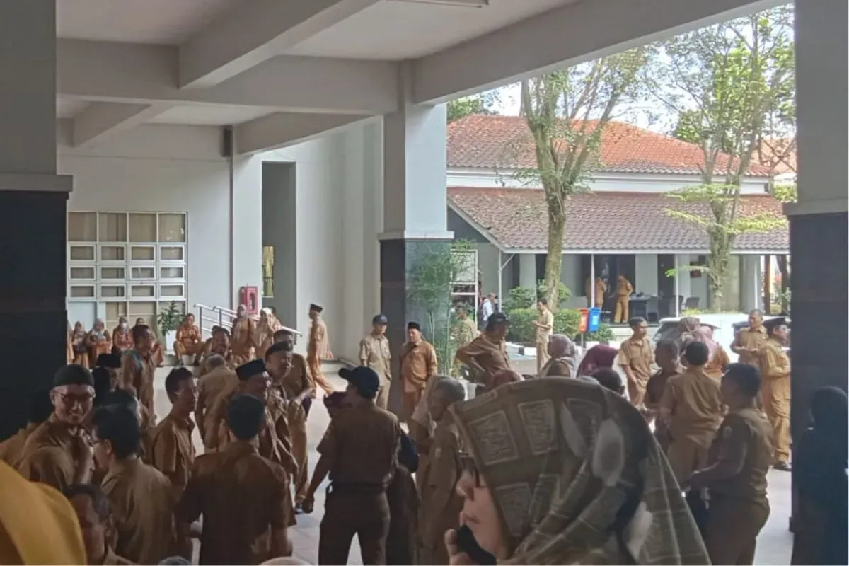 Suasana para kepala sekolah saat dikumpulkan di di Gedung Pendopo, Kabupaten Lebak, Selasa, 6 Mei 2025. (Sumber: Dok. Setda Lebak)