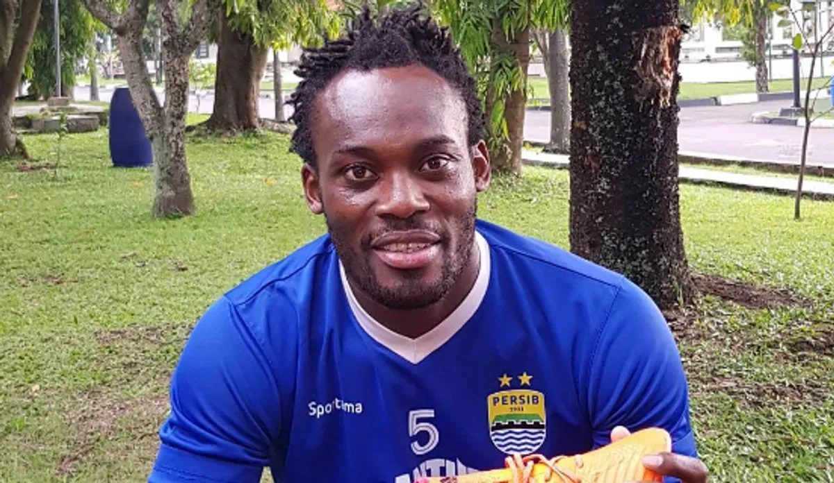 Keberhasilan Persib juara Liga 1 2024/2025 tidak hanya dirayakan oleh para Bobotoh, tetapi juga mendapat apresiasi dari mantan pemain mereka, Michael Essien (Sumber: Instagram/@michaelessien)