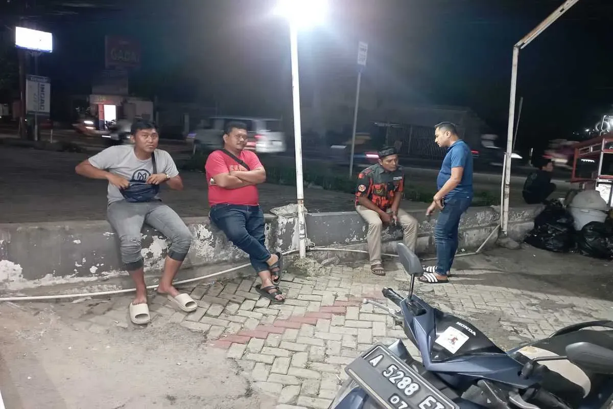 HE alias Dewa (mengenakan seragam ormas) diamankan petugas Unit Reskrim Polsek saat nongkrong di halaman mini market di Kecamatan Ciruas Kabupaten Serang. (Sumber: Polsek Ciruas)