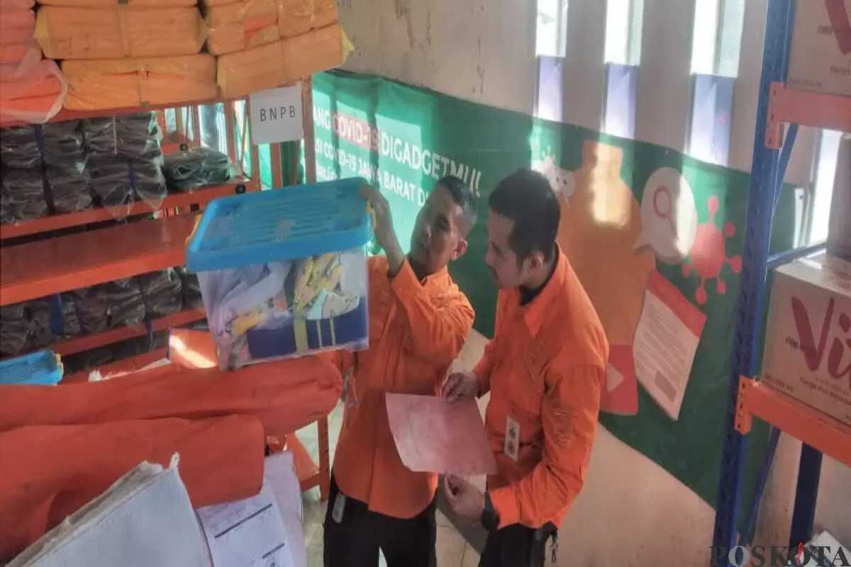 Personel BPBD Cimahi merapikan logistik di Kantor BPBD, Jalan Cihanjuang, Kota Cimahi, Selasa 6 Mei 2025. (Sumber: Poskota/Gatot Poedji Utomo)