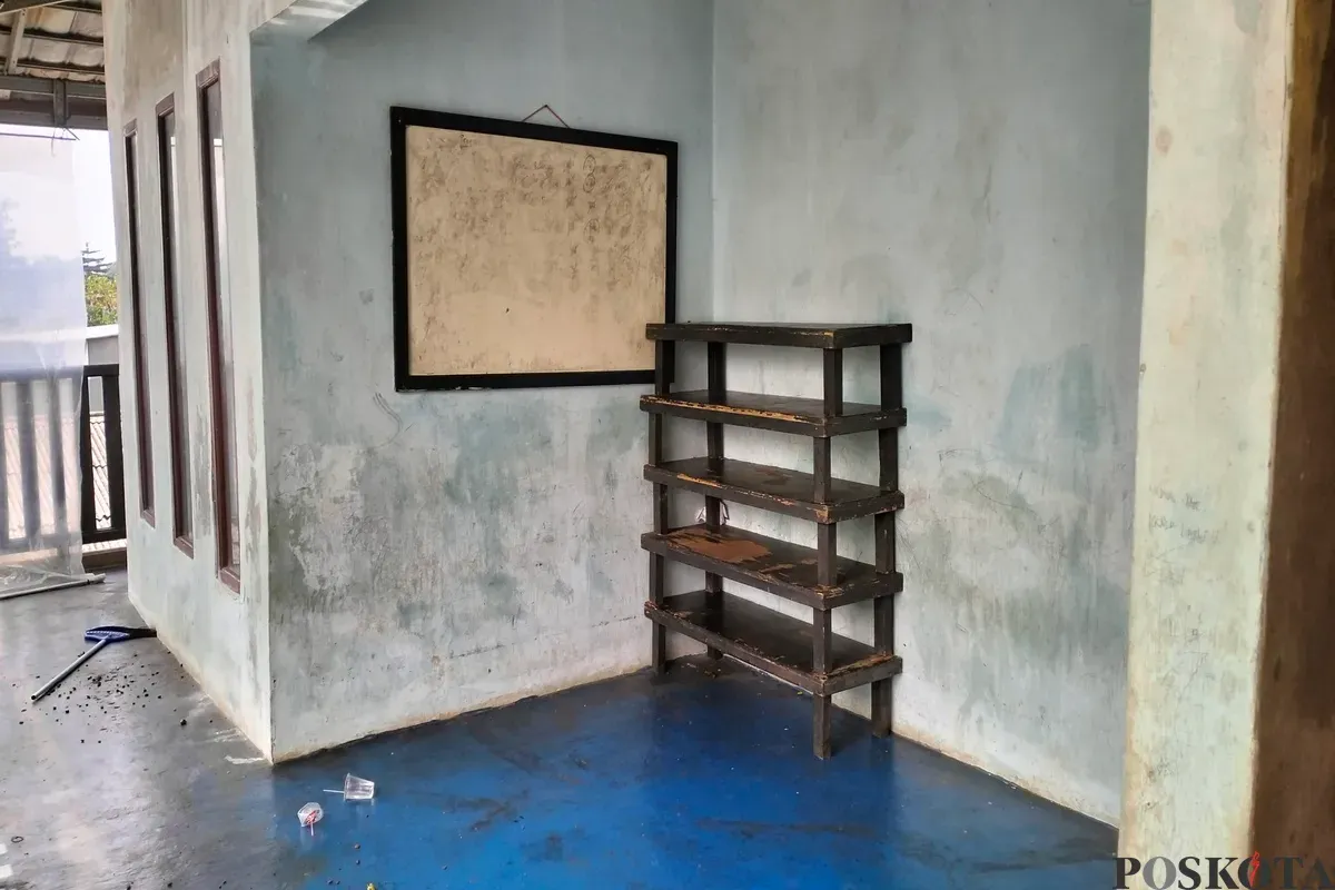 Kondisi lantai 2 Rumah Luminire Rempoa hanya terlihat satu papan tulis kecil dan satu rak buku. Di sinilah puluhan anak-anak pemulung dan tak mampu menggantungkan cita-cita masa depannya. (Sumber: Poskota/M. Tegar Jihad)