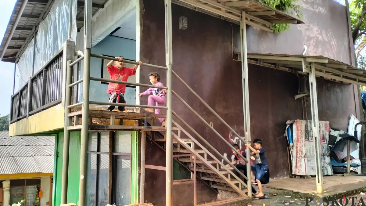 Sejumlah anak-anak bermain di sekolah gratis Rumah Luminare Rempoa, Pesanggrahan, Jakarta Selatan, Selasa 6 Mei 2025. (Sumber: Poskota/M. Tegar Jihad)