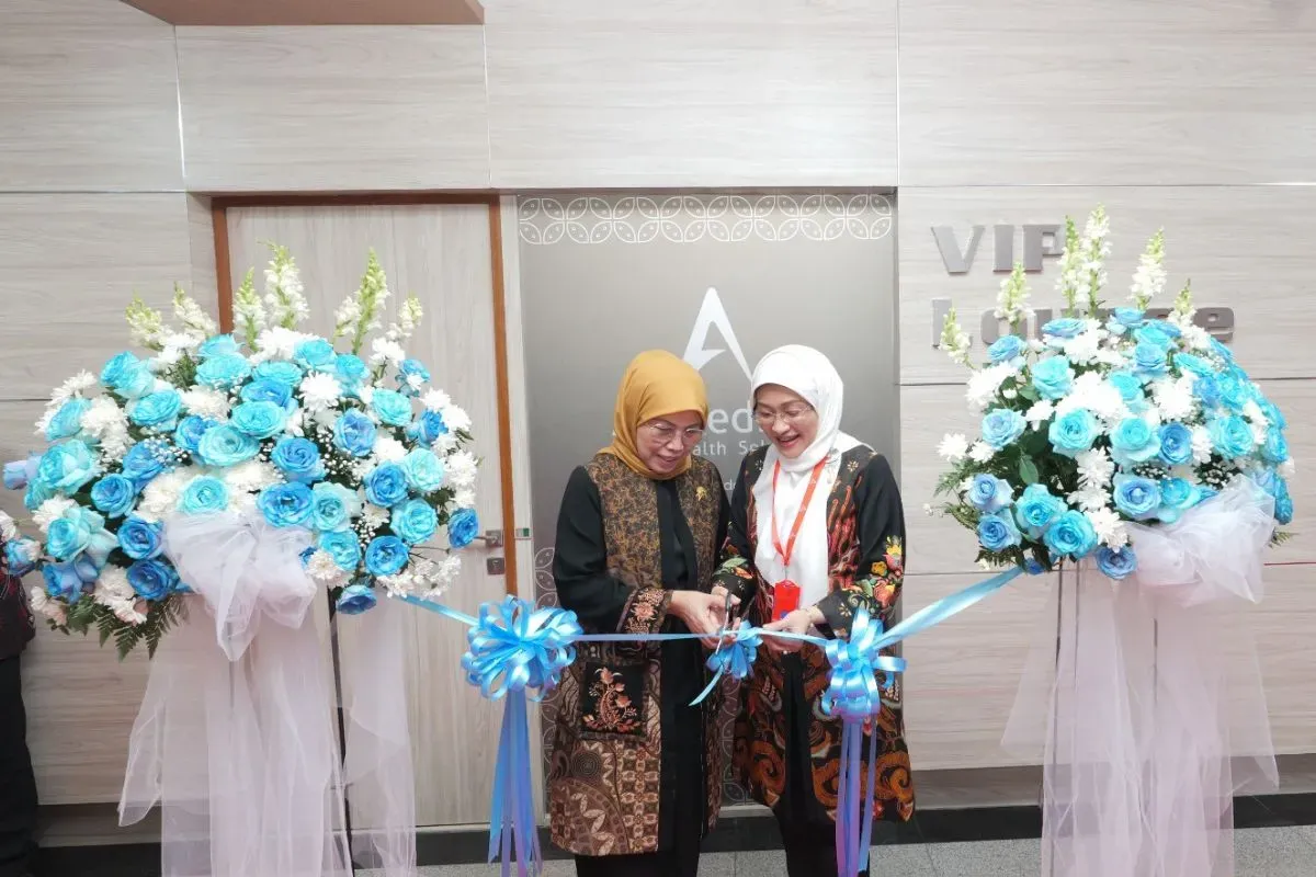 CEO RS MMC dr. Isnindyarti, MKM (kiri) dan CEO AdMedika Dian Prambini (kanan) meresmikan AdMedika VIP Executive Lounge di RS MMC, Selasa, 6 Mei 2025. (Sumber: Dok. Telkom Indonesia)