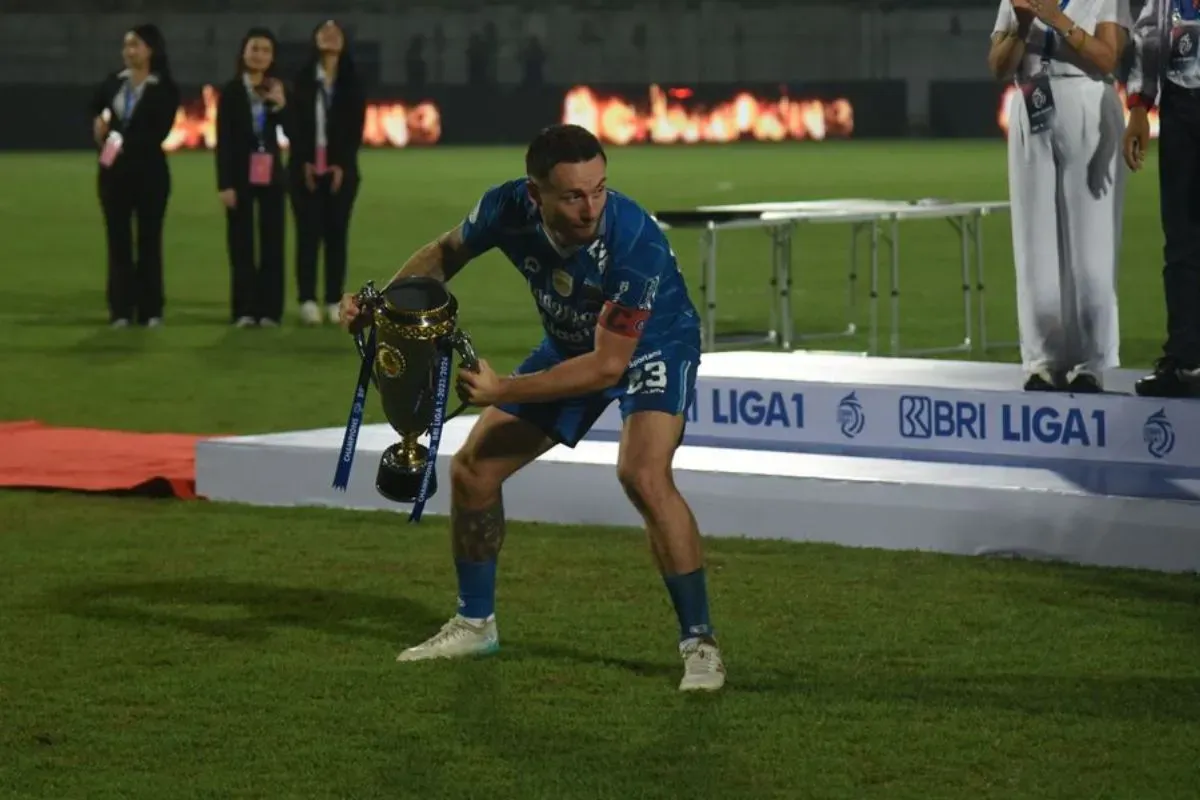Marc Klok angkat trofi juara Liga 1 Persib Bandung. (Sumber: persib.co.id)
