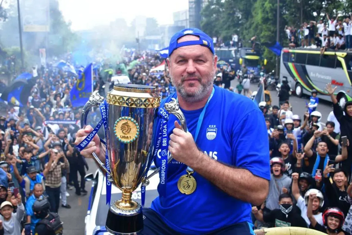 PERSIB resmi juara Liga 1 2024/25 usai Persebaya imbang lawan Persik. Bojan Hodak beri bonus libur pemain sebelum kembali latihan jelang laga kontra Barito Putera, 9 Mei 2025. (Sumber: persib.co.id)