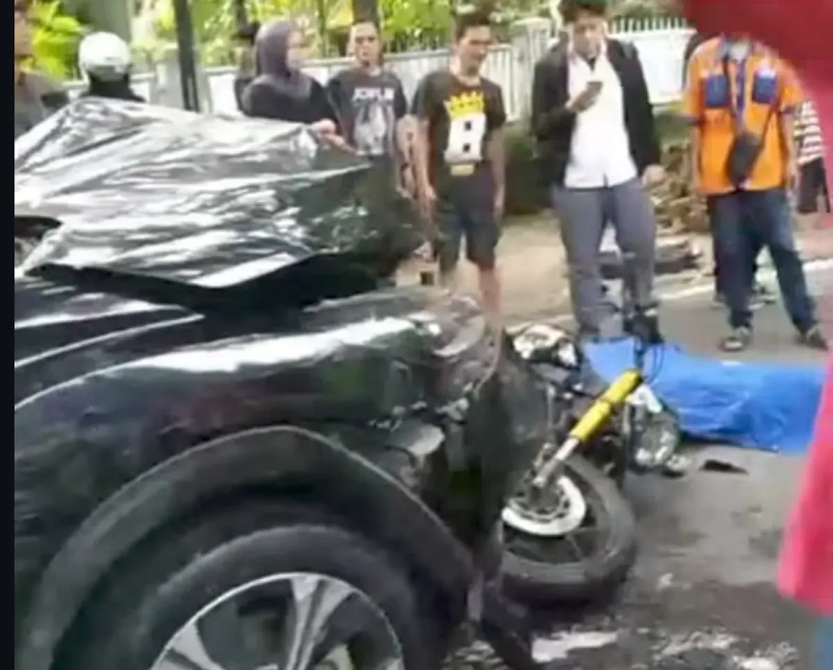 Seorang pelajar SMAN 5 Bandung tewas usai ditabrak mobil di Jalan Anggrek. Pengemudi diduga lalai dan kini diperiksa polisi, berpotensi jadi tersangka jika terbukti bersalah. (Sumber: Capture Instagram @infobandung)