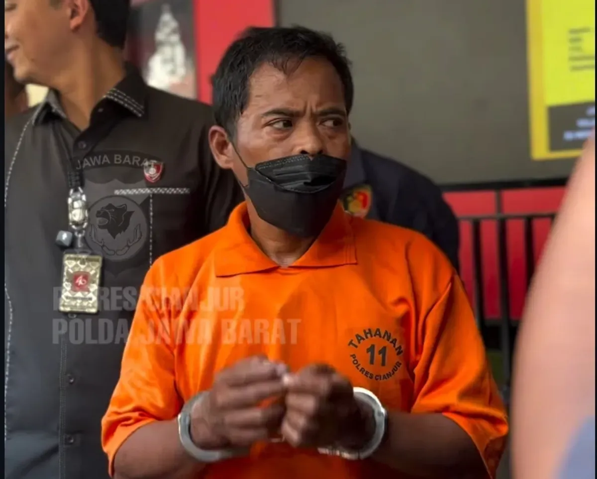 Salahsatu tersangka dari dua tersangka yang ditangkap Polres Cianjur usai menganiaya nenek 76 tahun yang dituduh menculik anak akibat isu hoaks. (Sumber: Dok Polres Cianjur)