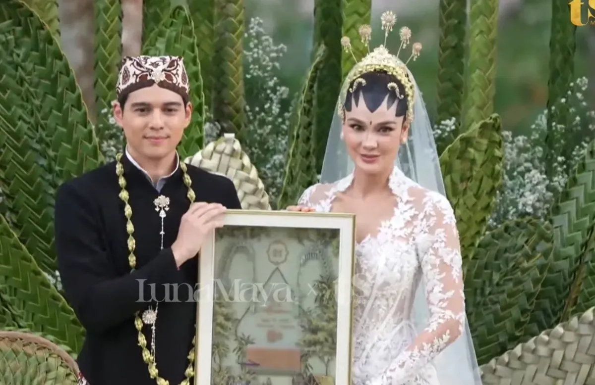 Maxime Bouttier memberikan emas kawin kepada sang istri diantaranya Logam Mulia seberat 7,5 gr dan uang dolar Amerika Serikat sebanyak 2,025. (Sumber: Capture Channel TS Media)