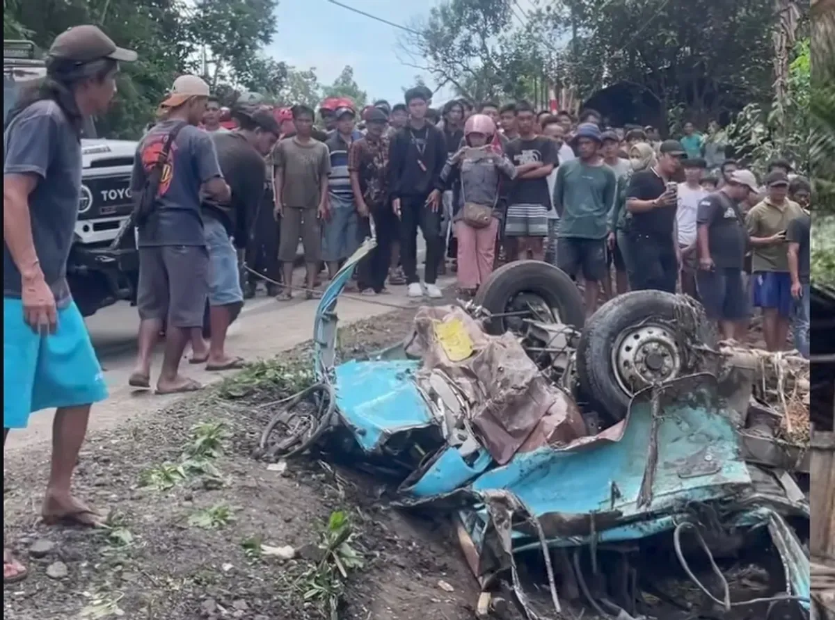 Kecelakaan truk muatan pasir dan angkot di Purworejo-Magelang tewaskan 11 orang. Kuat dugaan truk mengalami rem blong. (Sumber: Capture Instagram @purworejo24)