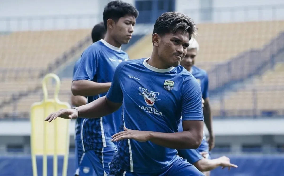 Gelandang Persib, Ahmad Agung samai capaian seniornya, Achmad Jufriyanto setelah sukses membawa Maung Bandung menjuarai Liga 1 2024-2025. (Foto: X/@persib)