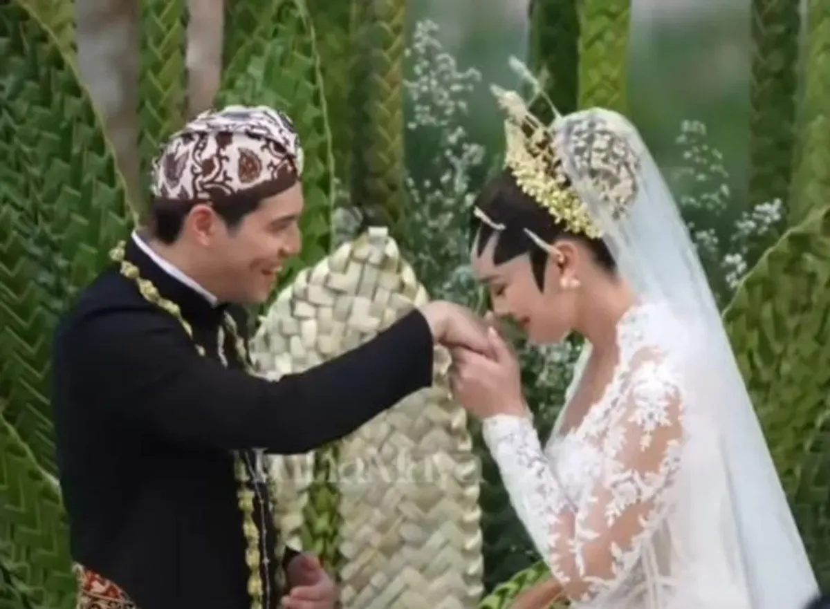 Ario Lasso sampaikan pesan dan doa untuk Luna Maya dan Maxime Bouttier yang sudah resmi menyandang status sebagai suami istri. (Sumber: Tangkap layar YouTube/Luna Maya)