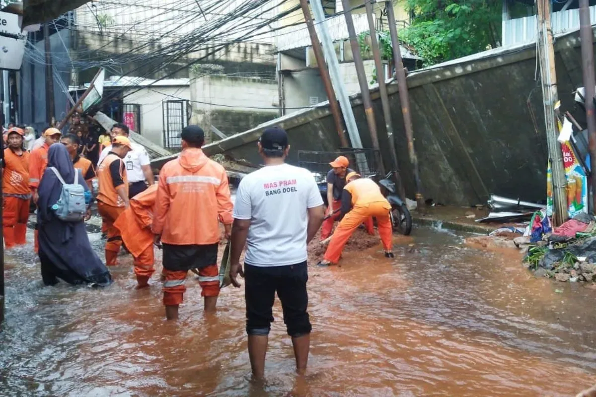 TRC BPBD Jakarta bersama PPSU Kalibata Timur berusaha menutup tanggul yang jebol di kawasan Jakarta Selatan. (Sumber: Dok. BPBD Jakarta)